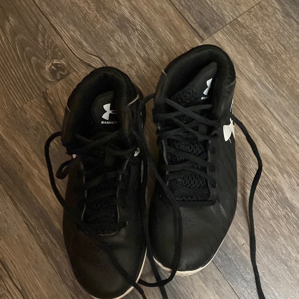 Black under armor shoes